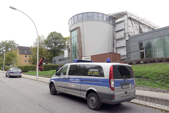 Die Polizei bewacht die Synagoge in der Stollberger Straße.