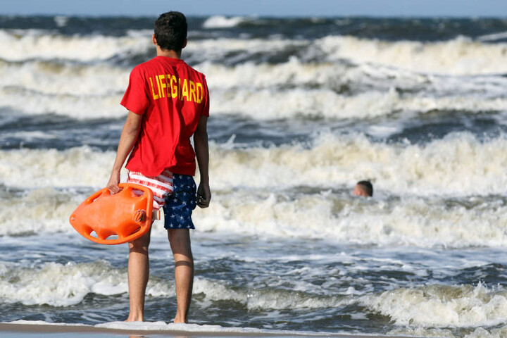 Die Rettungsschwimmer konnten den leblosen Badegast nicht reanimieren (Symbolfoto).