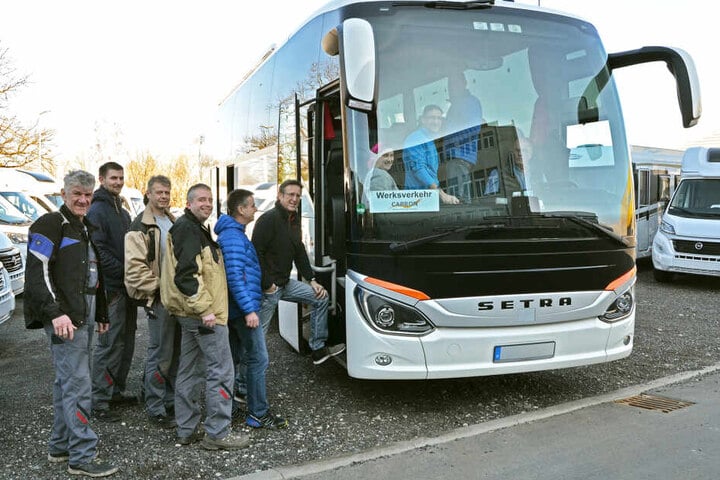 Werksverkehr heute: Der Bus steuert mehrere Orte in Ostsachsen an, bringt die Mitarbeiter nach Neustadt und zurück.