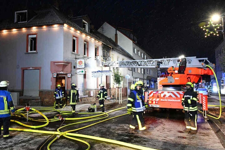 Die Hauptstraße von Stockstadt am Main war während des Feuerwehreinsatzes gesperrt.