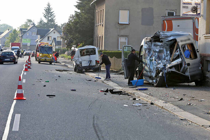 Die Chemnitzer Straße glich einem Trümmerfeld.