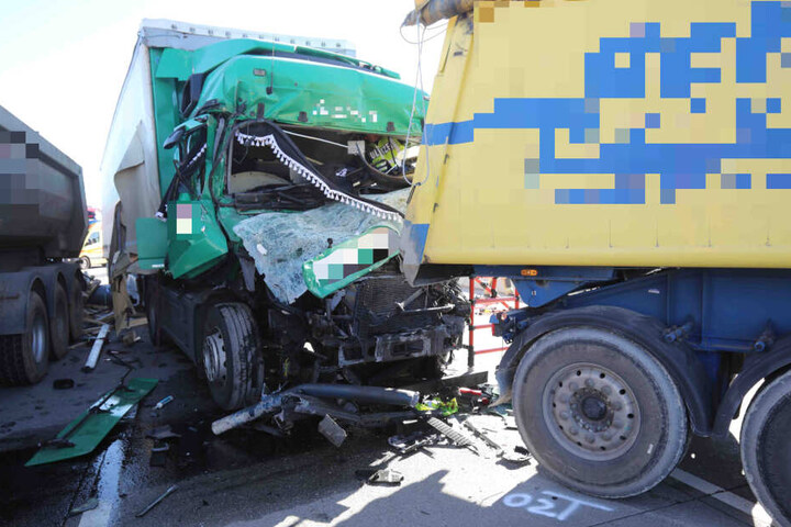 Bei einem zweiten Unfall wurde ein Laster-Fahrer in seinem Gefährt eingeklemmt und schwer verletzt.
