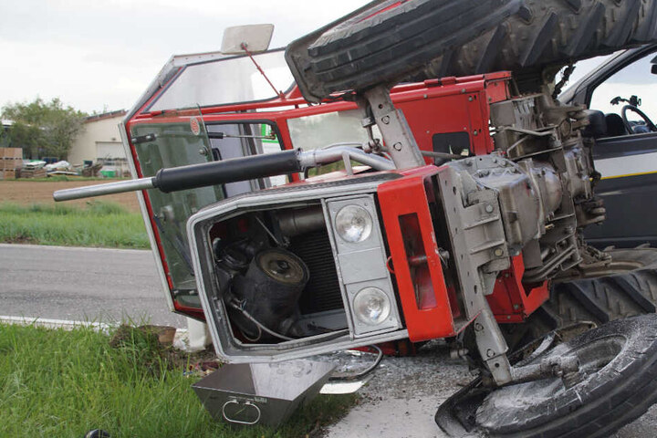 Der Kleintransporter traf den Traktor beim Überholvorgang am linken Hinterrad, woraufhin dieser umkippte.