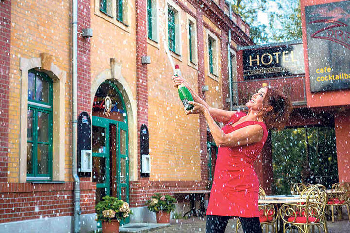 „Juchu, ich hab gewonnen!“ - übermütig verspritzt Zora Schwarz vor ihrem
Hotel „Backstage“ Sekt.