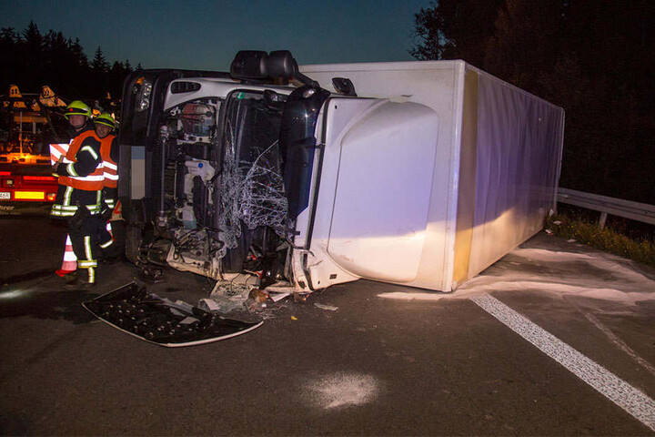 Das Fahrzeug kam auf der A4 ins Schlingern. Der Fahrer und ein weiterer Insasse wurden verletzt.