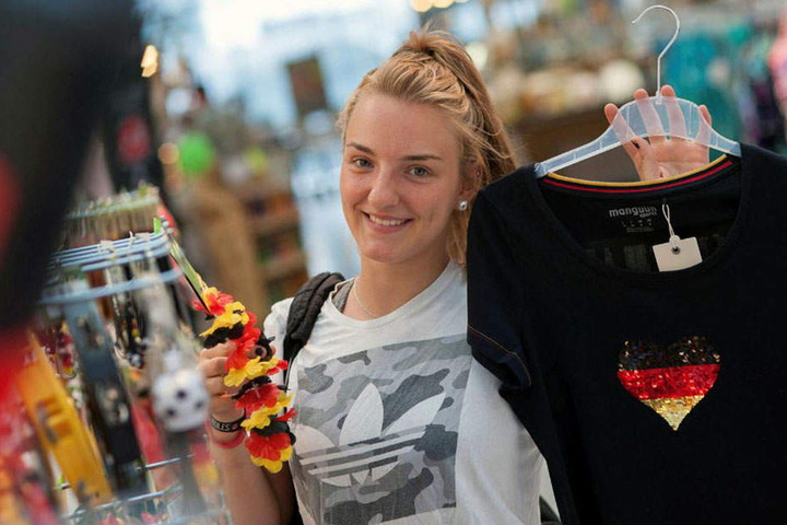 Hauptsache Ballsport: Niners-Basketballerin Eileen Lorenz (16) mit einem Glitzer-Shirt für Frauen.