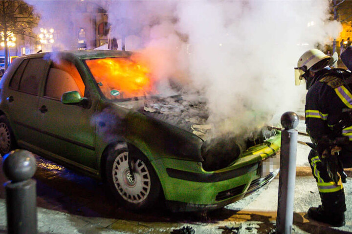 Die Feuerwehr löscht ein brennendes Auto in Wiesbaden.