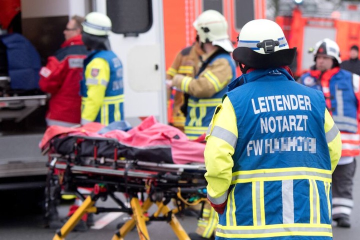 Mit einem Rettungswagen wurde der Neunjährige in ein Krankenhaus gefahren. (Symbolbild)