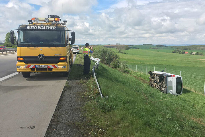 Vermutlich wurden der Fahrer und seine Frau bei dem Sturz verletzt.