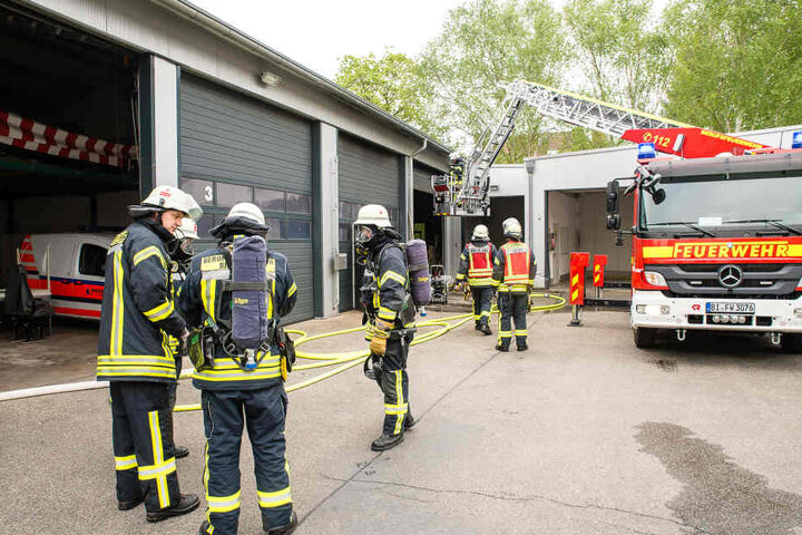 Die Feuerwehr verschaffte sich sich ausgerüstet mit Atemschutzflaschen gewaltsam Zutritt zur Halle, wo der Brand ausgebrochen war.