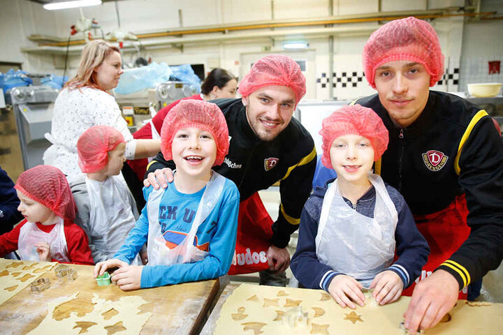 Pascal Testroet und Jannik Müller helfen den Kindern beim Ausstechen des Teiges, der dann in den Backofen kam.