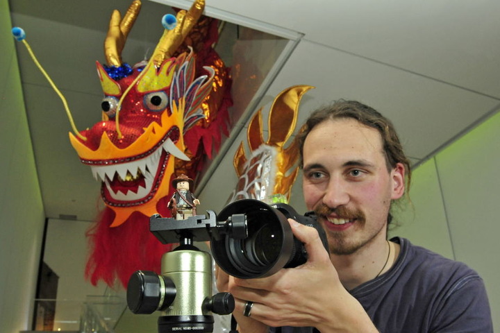 Er ist Hobby-Fotograf, Indiana-Jones- und Lego-Fan: darum fotografiert Thomas Engst (29) gerne seinen Mini-Indy.