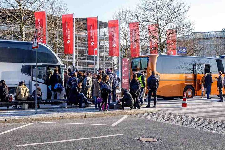 Mit Bussen werden die Passagiere dann nach Berlin geschafft.