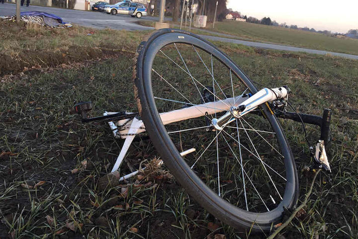 Das Fahrrad wurde durch die Wucht des Aufpralls auf eine Wiese geschleudert.