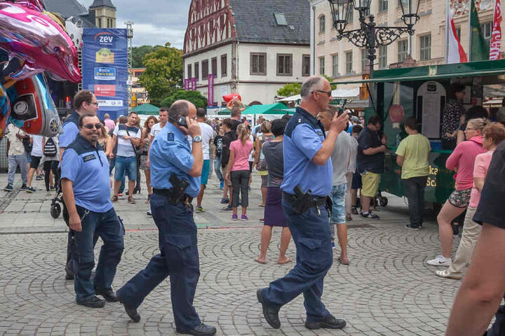 Gemeinsame Streife von Polizei und Sicherheitswacht auf dem Stadtfest in Zwickau.