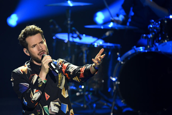 Sänger Johannes Strate von der Band "Revolverheld" steht auf der Bühne.