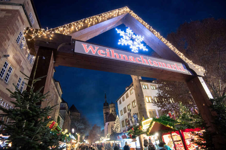 Der Mann fuhr in einen Weihnachtsmarktstand. (Symbolbild)