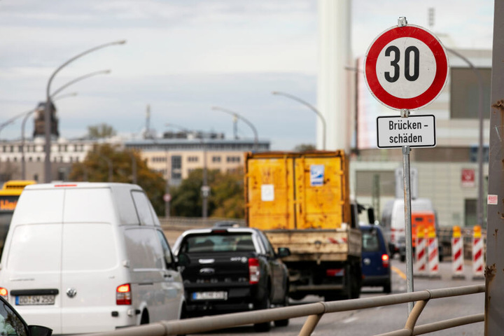 Das Tempolimit auf der Nossener Brücke soll das Bauwerk vor weiteren Rissen schützen.