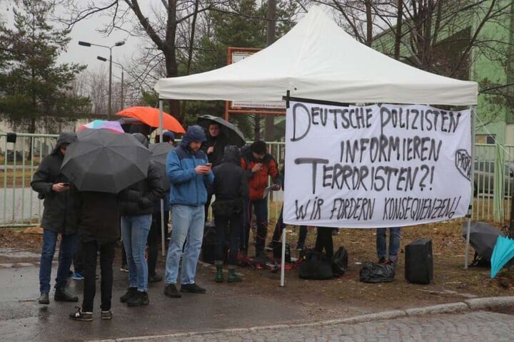 Vor dem Gerichtsgebäude formiert sich Protest gegen die Terror-Gruppe Freital.