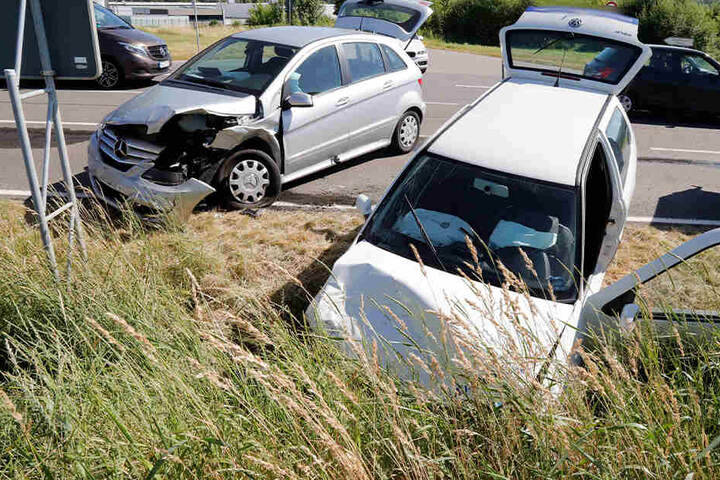 Die beiden Autos stießen auf der B173 am Abzweig zum Gewerbegebiet Falkenau zusammen.