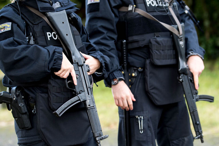 Polizisten mit Maschinenpistolen. (Symbolbild)
