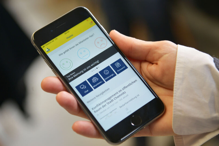 Auch kleine Umfragen gehören zur Intra-App: Der erste Smiley soll die App selbst bewerten.