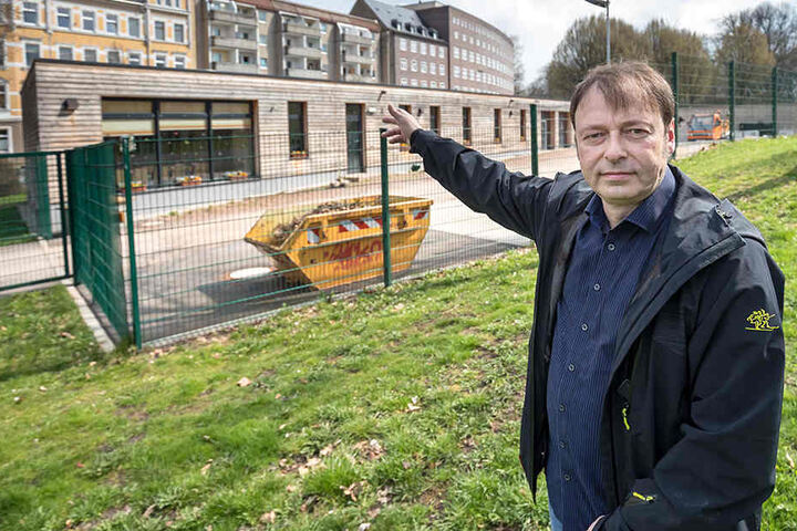 Stadtrat Thomas Lehmann (49) vor dem Bauhof an der Hospitalstraße. Der Politiker möchte die Kapazitäten erweitern.