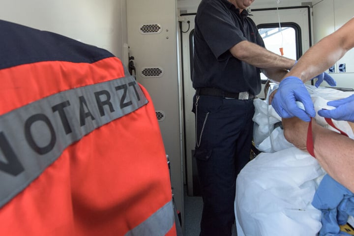 Ein Notarzt stellte starke Verbrennungen am Körper der Frau fest. (Symbolbild)