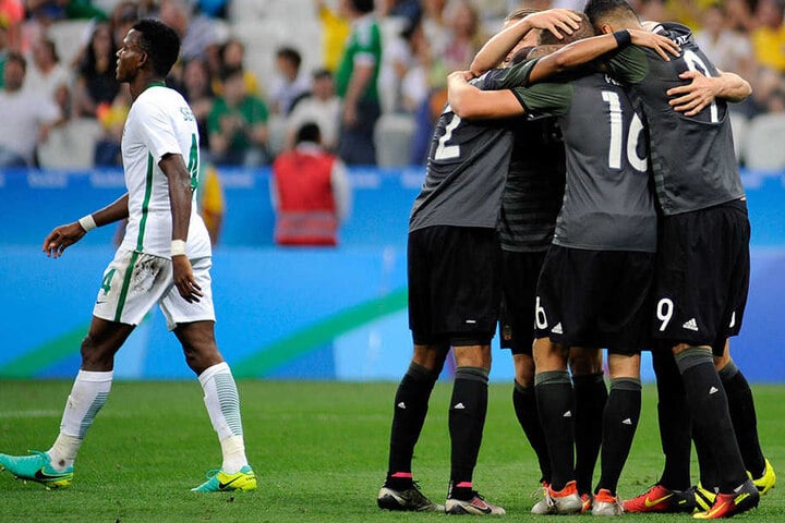 Die deutsche Mannschaft (rechts) feiert ein Tor, Nigeria hat keinen Grund zum Jubeln.