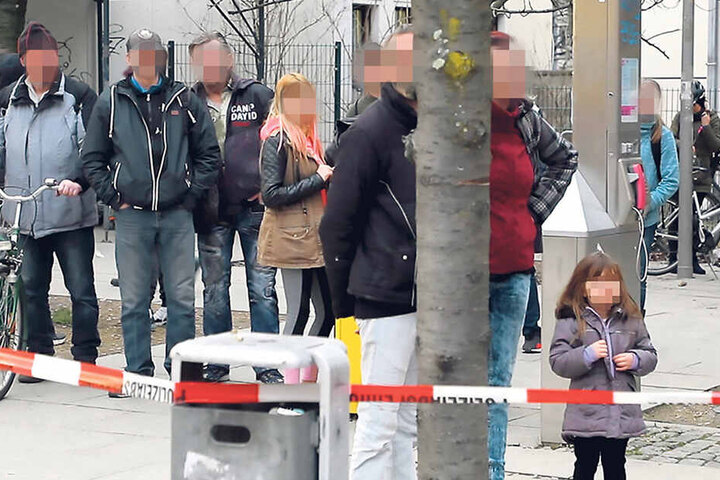 Zahlreiche Schaulustige sammelten sich am Unfallort. Zwei wollten sogar die Leiche ohne Plane sehen.