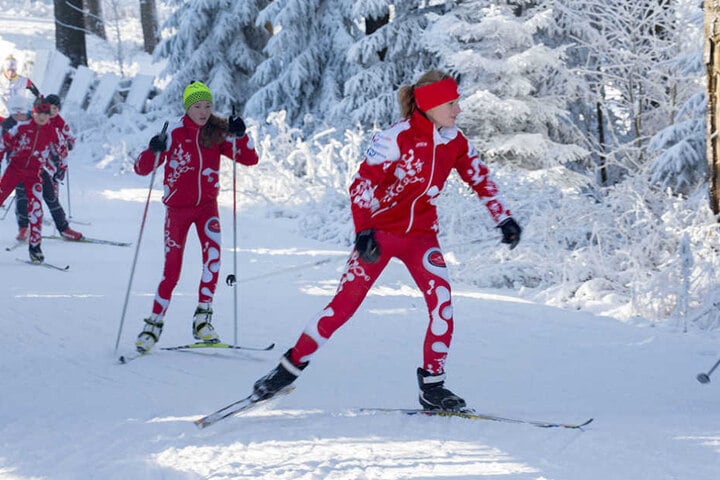 Wintersportfans erfreuen sich sichtlich am ersten Schnee.