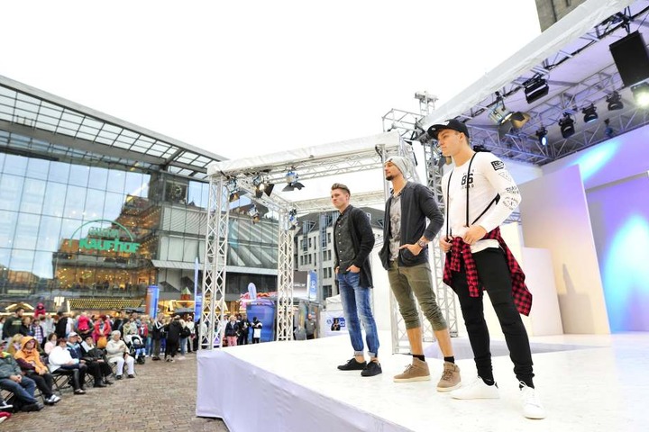 Retro-Röhrenjeans, Grau und Karo gehören zu den Herbst-Trends. Trotz des
Hundewetters schauten viele Besucher beim Laufsteg am Neumarkt vorbei.