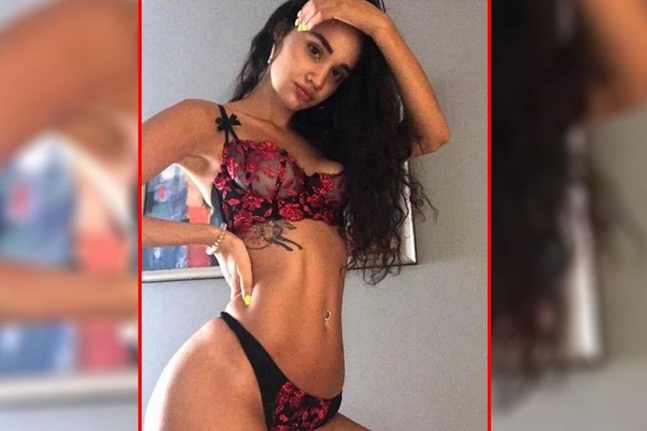Amy (19) geizt nicht mit ihren Reizen.