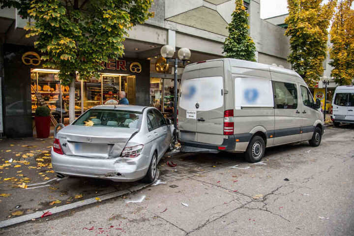 Diese Mercedes C-Klasse (links) sowie der Sprinter wurden ebenfalls erwischt.