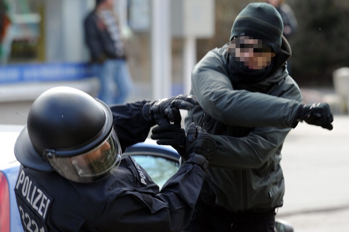 Bundesweit gab es 2018 38.000 Gewalttaten gegen Polizisten (Symbolbild).