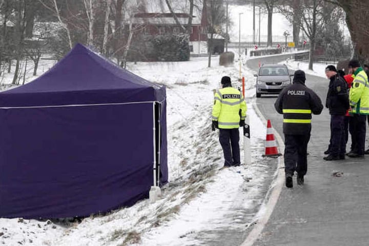 Die Kripo untersucht den Fundort der Leiche.