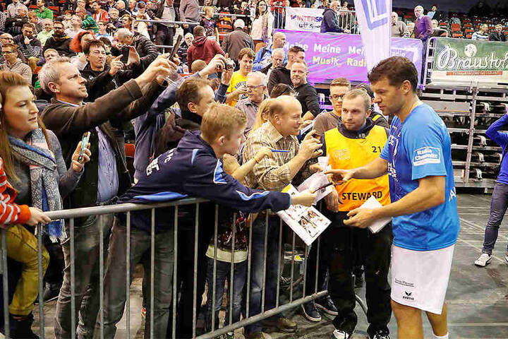 Die Fans standen Schlange für ein Autogramm von Michael Ballack.