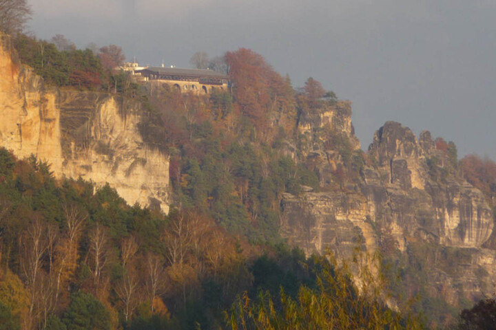 Über die Jahrhunderte hat Witterung und eindringendes Wasser dem Felsen zugesetzt, ihn porös gemacht.