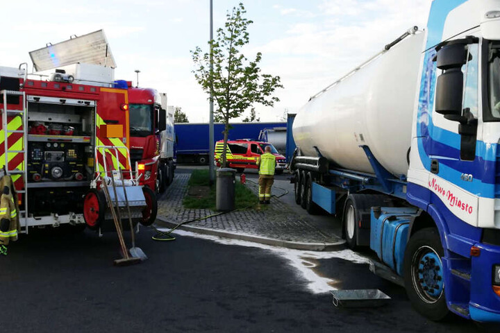 Die Feuerwehr hat alle Hände voll zu tun, die auslaufenden Betriebsstoffe zu beseitigen.