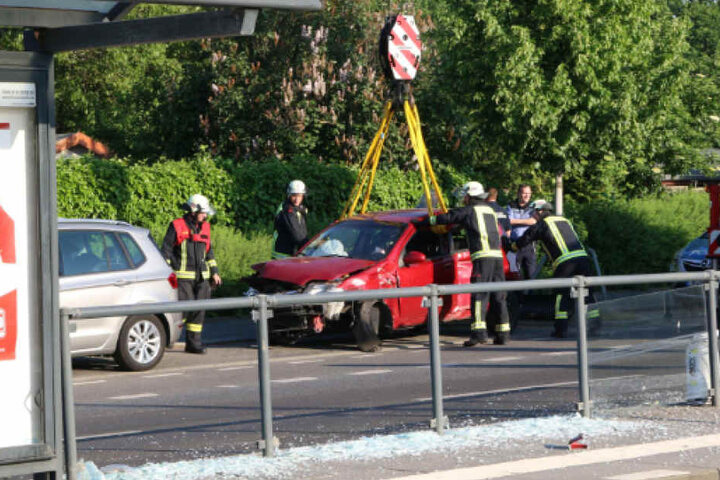 Die Berliner Feuerwehr musste den roten Kleinwagen mit einem Kran bergen.