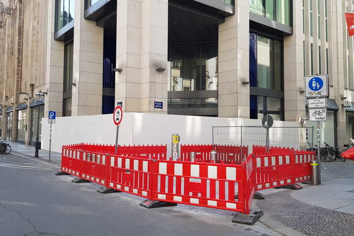 Gut zwei Meter hohe Holzplatten wurden um den Eingangsbereich der ehemaligen Karstadt-Filiale an der Ecke Neumarkt/Preußergässchen aufgestellt. Was dahinter passiert, ist unklar.