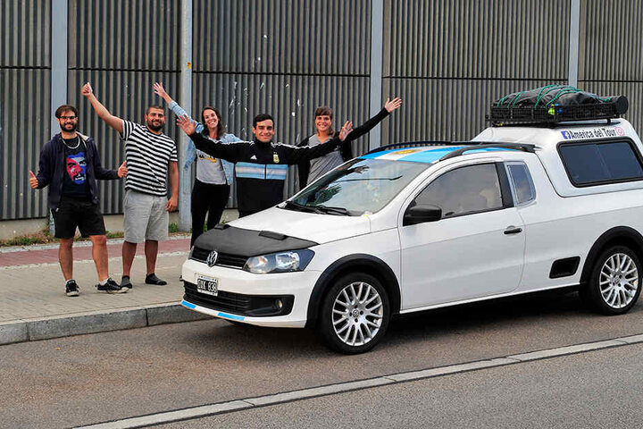 Argentinische Fußballfans auf Durchreise in Chemnitz (v.l.): Santiago Maurizi, Angel Granato, Victoria Frasson, Tomislav Lolich und Mariana Narvaez.