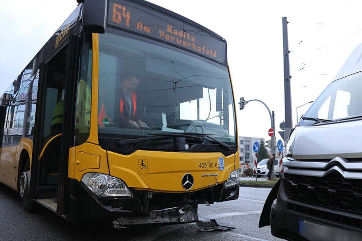Zwei Fahrgäste wurden im Bus der Linie 64 verletzt.