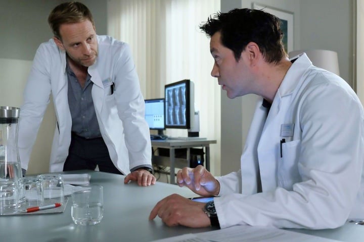 Immer wieder gerieten Chefarzt Dr. Kai Hoffmann (l.) und Brentano aneinander.