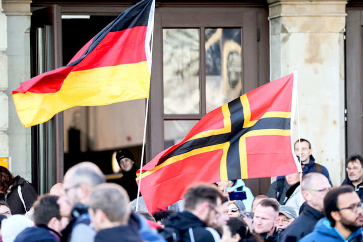 Teilnehmer einer rechten Kundgebung am Chemnitzer Hauptbahnhof.