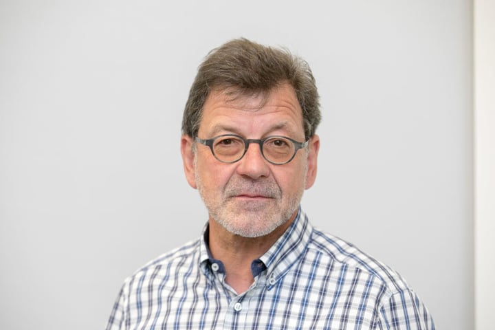 Straßenbauamts-Chef Reinhard Koettnitz (62) stellte gestern Maßnahmen gegen
Unfallschwerpunkte vor.