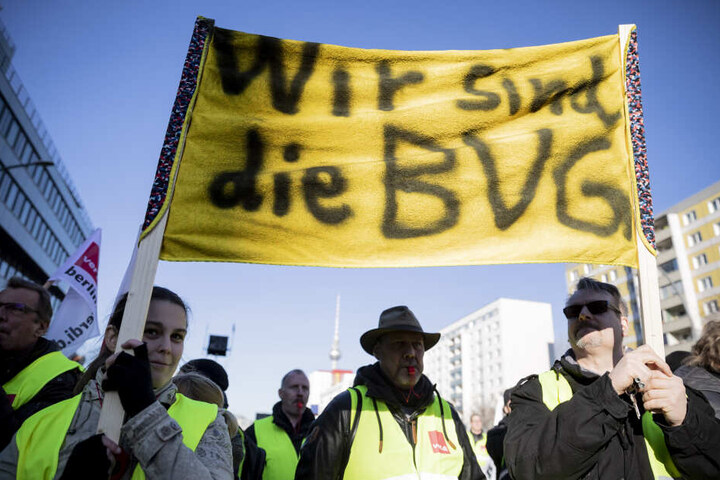 Die rund 14.500 Mitarbeiter der BVG sollen endlich mehr Gehalt bekommen.