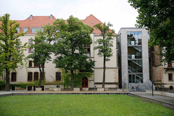 Das Evangelische Kreuzgymnasium in Striesen.