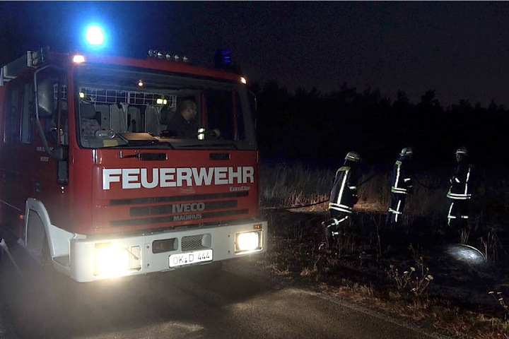 Am Samstagmorgen gegen 4 Uhr rückten die Feuerwehren rings um Behnsdorf aus, um einen Brand an der Straße zwischen Klinze und Belsdorf zu löschen. Aus noch ungeklärter Ursache stand ein Teil eines Getreidefeldes in Brand.