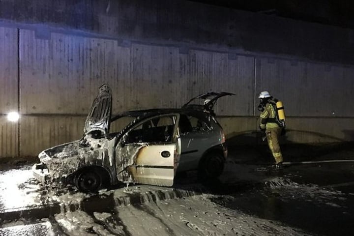 Das Auto brannte unter der Brücke komplett aus.